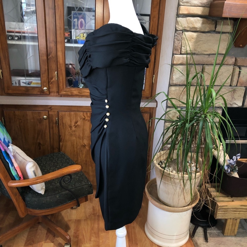 NEIMAN MARCUS SIZE 10 BLACK FAUX WRAP DRESS FULLY LINED VERY SLIMMING - Picture 2 of 3